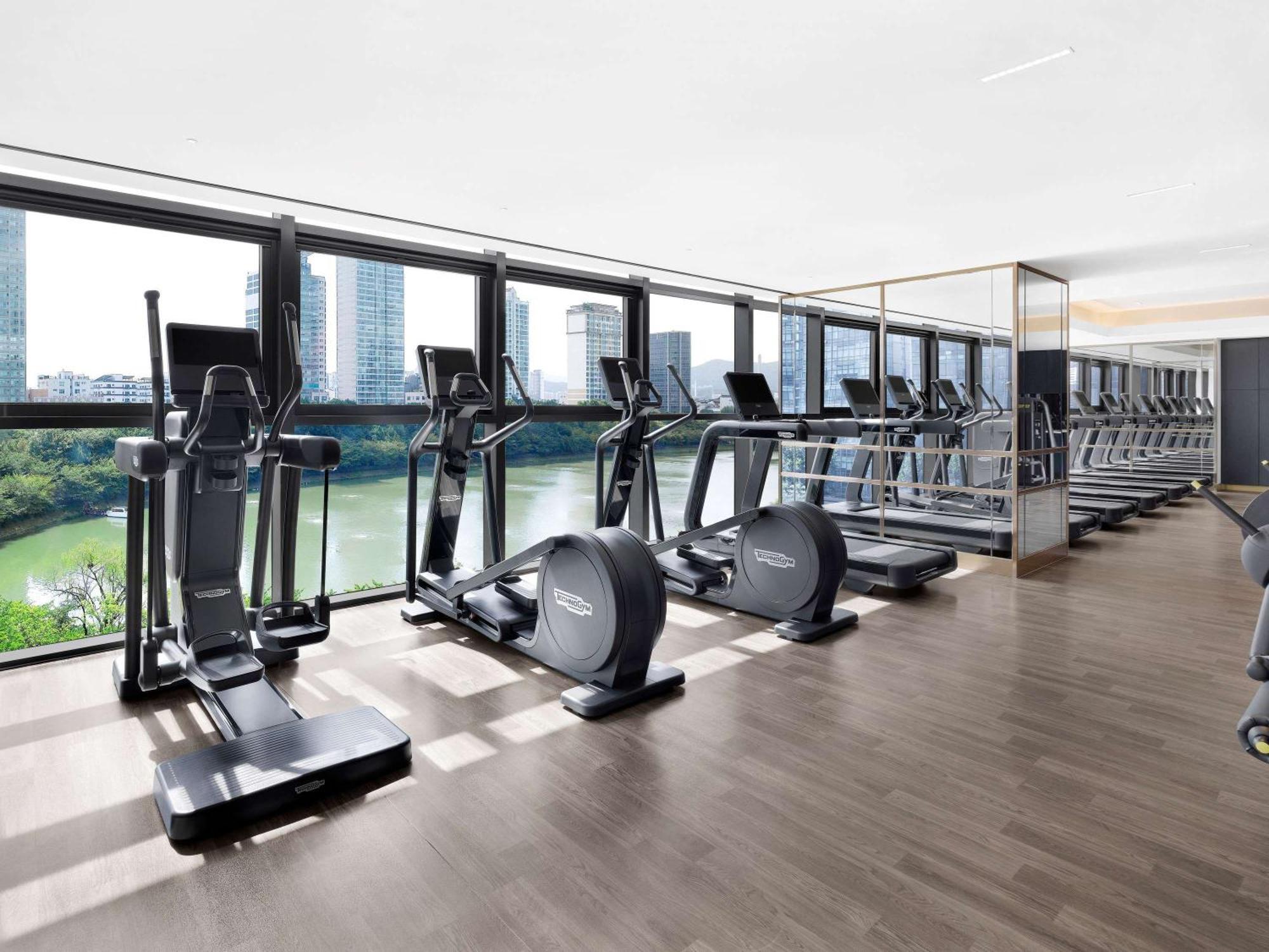 Sofitel Ambassador & Hotel 5*
