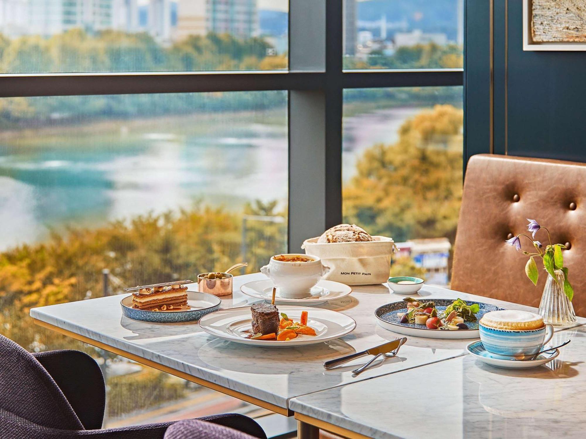 Sofitel Ambassador & Hotel 5*